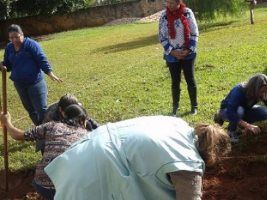 Curso de horta é oferecido para pais de alunos participantes do Agrinho em Guia Lopes (MS)