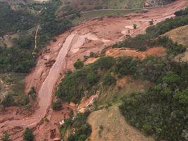 Diques para conter lama da Samarco são insuficientes e rejeito segue poluindo Rio Doce