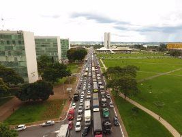 Tabela de preço mínimo para o frete será votada hoje; caminhões lotam Brasília e param MT