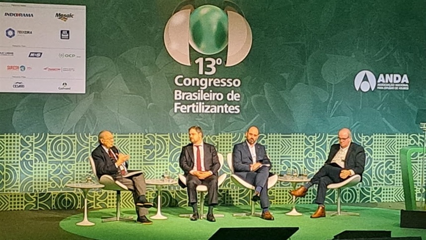 Alckmin anuncia crédito de R$ 4 bilhões  para fertilizantes no Congresso da ANDA