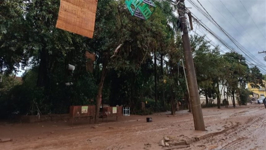 Ruas trancadas e cenário de destruição no centro de Lajeado/RS