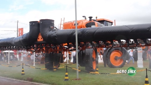 Jacto apresenta pulverizador que combina eletrostática com cortina de vento e um costal conectado por bluetooth