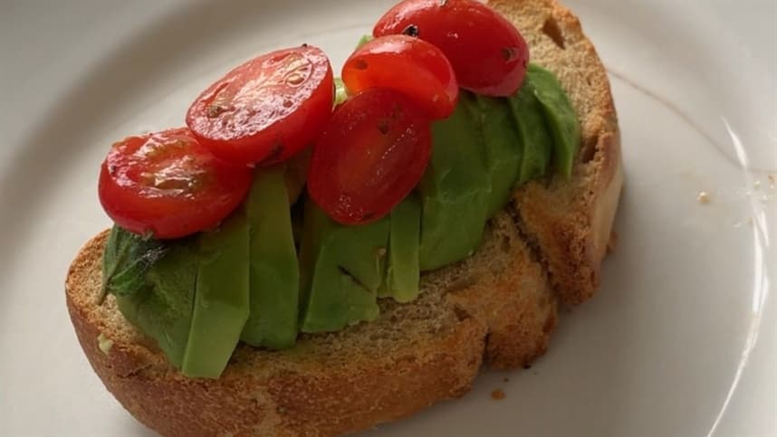 Aprenda a fazer avocado toast com tomate