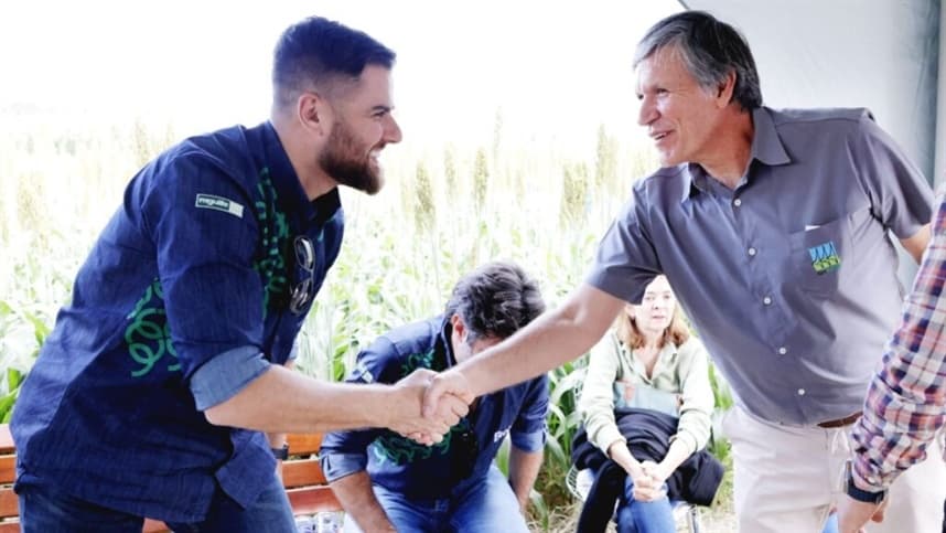 Cantor Zé Neto marca presença no segundo dia de AgroBrasília