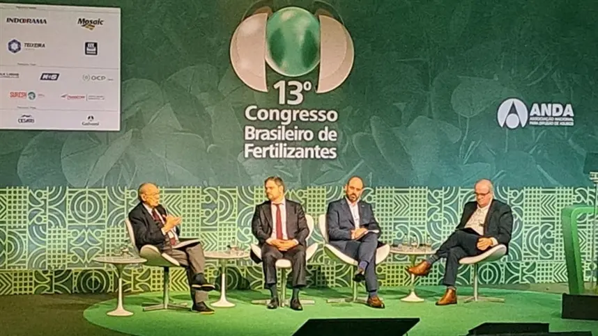 Alckmin anuncia crédito de R$ 4 bilhões  para fertilizantes no Congresso da ANDA