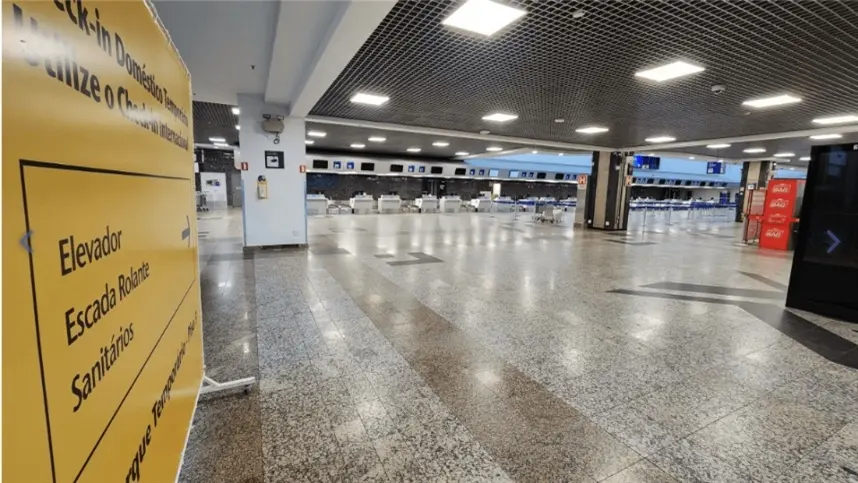 Após enchentes, Salgado Filho volta a operar parcialmente em putubro