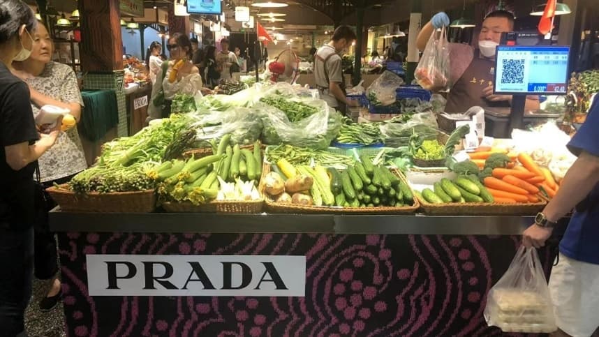 Na China, Agro veste Prada