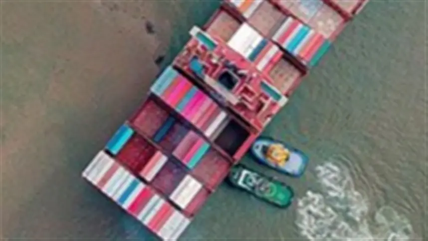 Navio encalhado em Suez atrapalha logística global