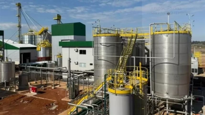 Primeira usina de etanol de trigo do país entra em operação em Santiago com financiamento do governo do Estado
