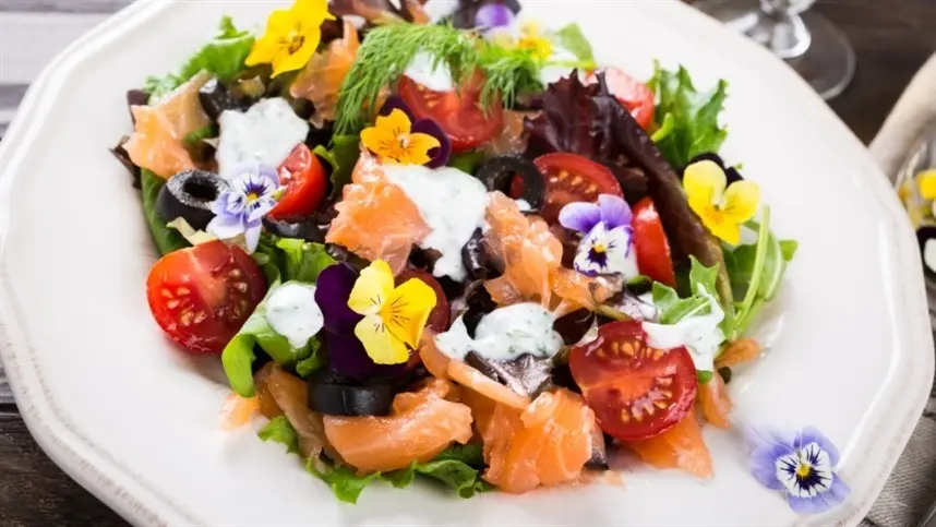 Cultivar flores comestíveis em casa une beleza, gastronomia e "plantoterapia"