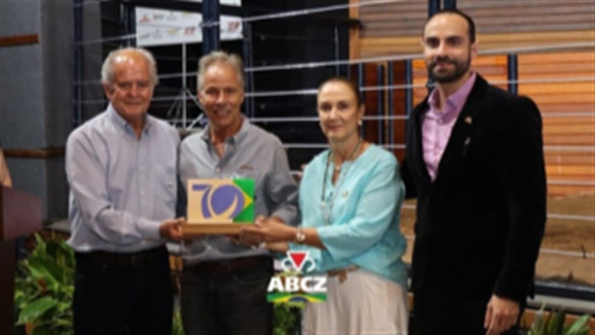 Presidente da ABCZ recebe prêmio Guzerá de Ouro durante celebração dos 70 anos da ACGB