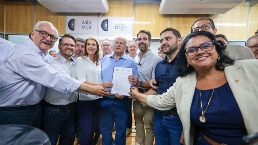 Leite e Gabriel entregam licença prévia para planta de biodiesel da Soli3 durante a Expodireto Cotrijal