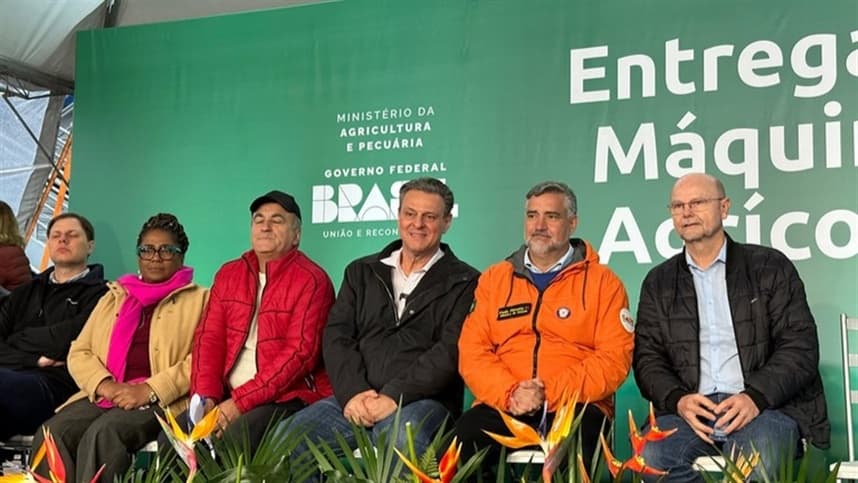 Ministro entrega 36 máquinas agrícolas para o Rio Grande do Sul