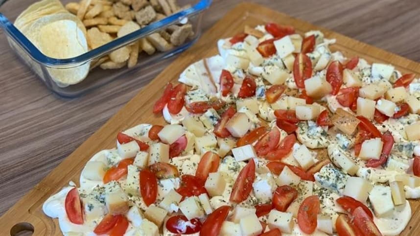  Aprenda a fazer uma tábua de queijos e tomate