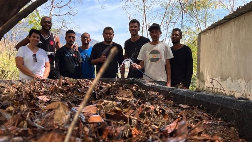 Embrapa implanta primeira gongocomposteira em horta comunitária do Rio de Janeiro