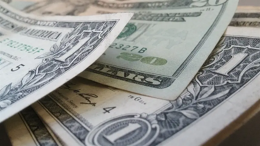 Dólar inicia maio em disparada contra real