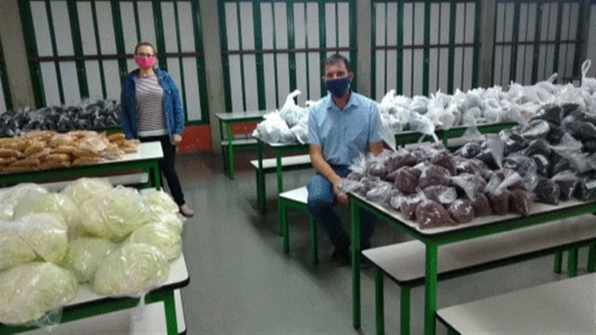 Famílias de alunos de Gramado recebem kits com produtos da agricultura familiar