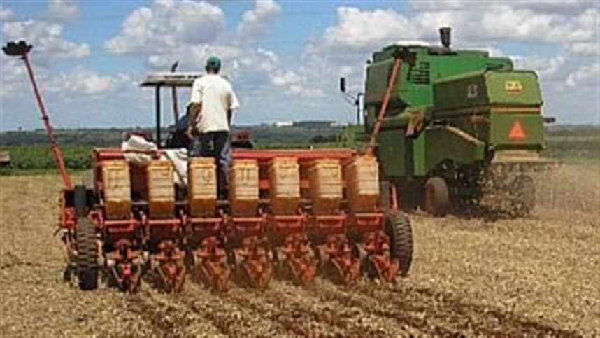 Na prática, o produtor combina a entrega futura de grãos com a aquisição dos insumos