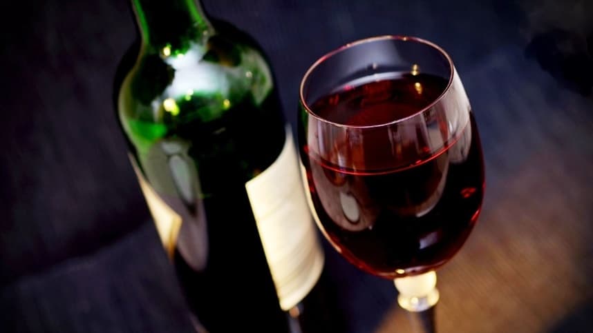 A dirigente ressalta que a atuação do sommelier vai além da degustação técnica