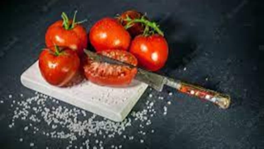 Qual o motivo de gostarmos de tomate com sal?