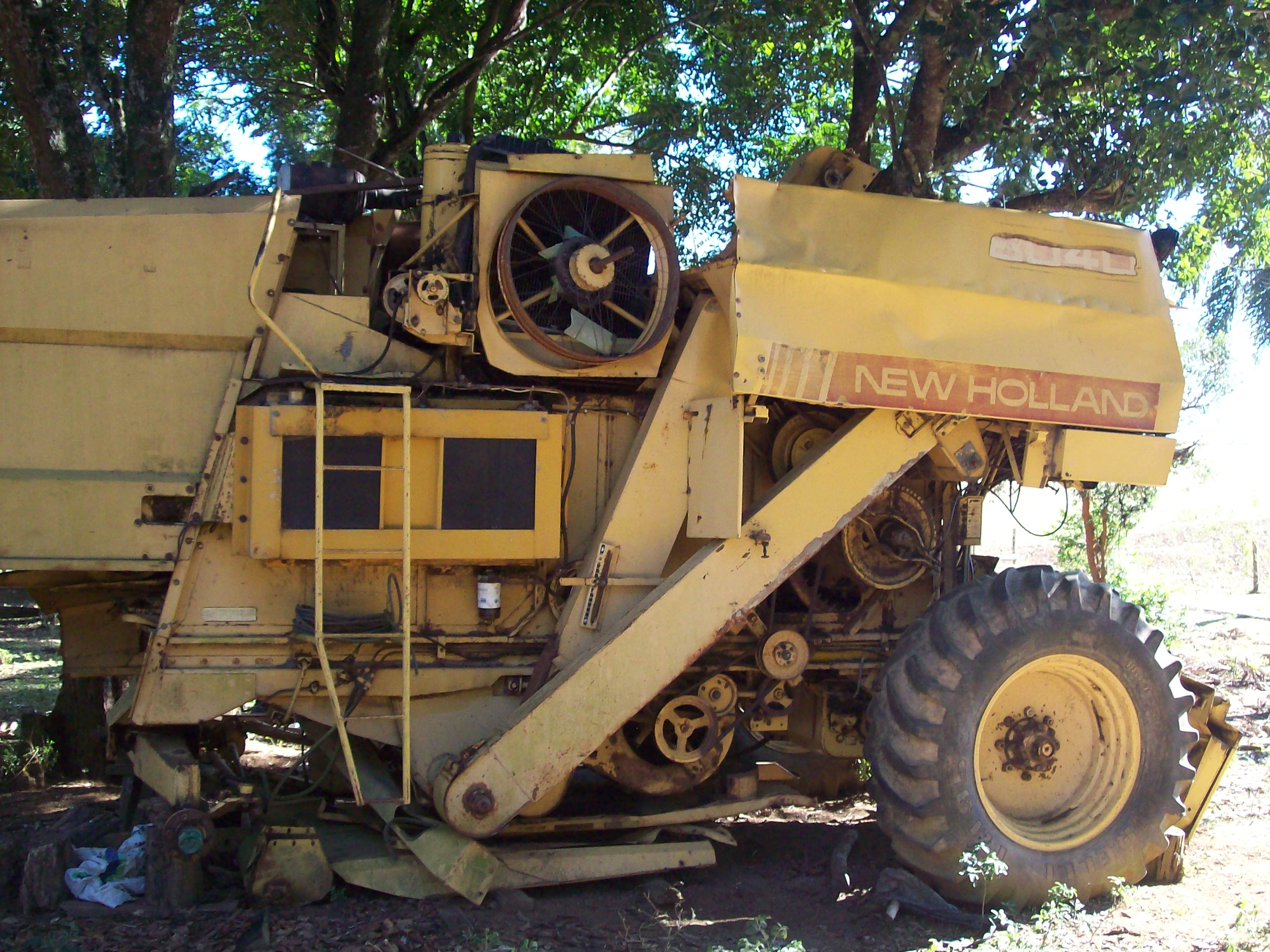 Vende se Colheitadeira 8040 Da New Holland TOMBADA