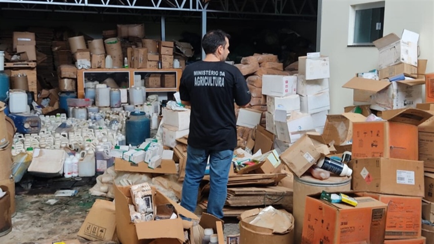 Os estabelecimentos fiscalizados não possuíam os registros, licenças e alvarás necessários para operar como fabricantes ou formuladores de agrotóxicos