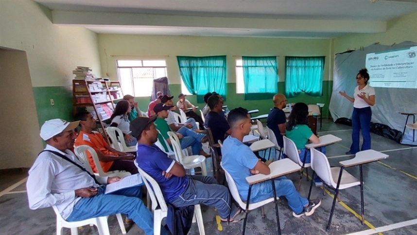 Cafeicultores aprendem análise de solo em curso da Epamig