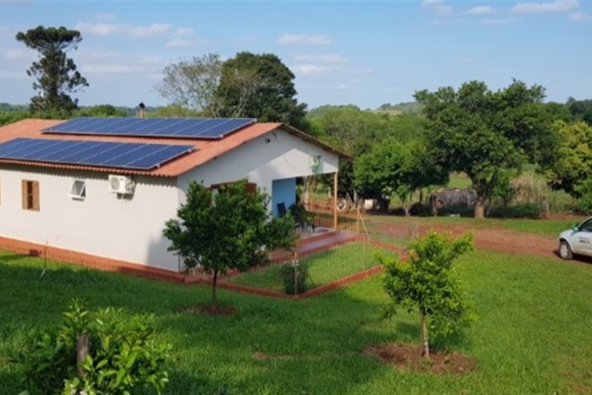 Casa rural com painéis solares fotovoltaicos