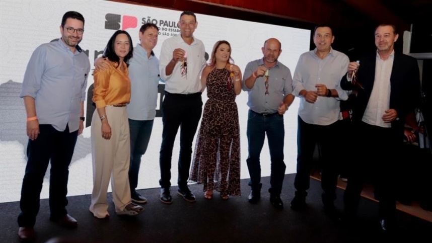 Governo de SP entrega máquinas agrícolas em Franca