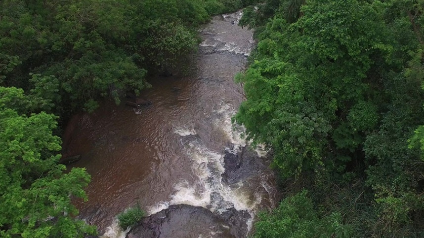 Na escala atual é possível considerar, entre outros elementos, os diferentes níveis de hierarquia fluvial e padrões de leitos fluviais